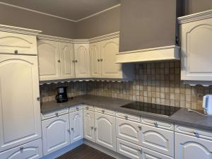 Centrally located house for six