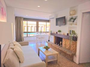 Nogalera Rainbow 2-bedroom apartment, Pool and parking BY NAMASTE ELITE - 3hvězdičkové hotely ve městě Torremolinos