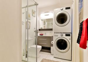 100 METERS to METRO BEAUDRY - FULL APARTMENTS - 1 minute walk to the FAMOUS ST CATHERINE STREET - FAST WIFI - WASHER & DRYER ON SITE - Montcalm units