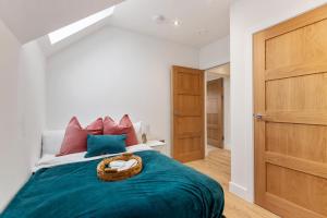 Luxury 2-Bedroom Apartment, Leatherhead, Sleeps 4