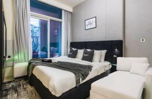 Luxury 2BD Apt with Pool GYM & Burj Khalifa Views