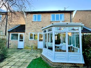 J&J stays 5 bedroom detached house in Peterborough with parking