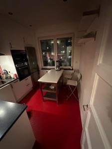 Modern central Gothenburg apartment with balconies and full kitchen for up to 5 guests