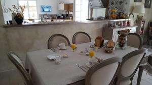 B&B / Chambres d'hotes Suite dans villa provencale avec parking et piscine : photos des chambres