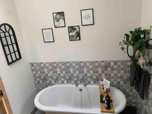 Lodge with log burner Contractors business private parking free Wi-Fi near M4