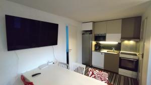 Nice apartment for 4, budget alternative for 7