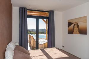 Maison contemporaine piscine avec vue panoramique