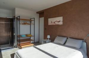 Maison contemporaine piscine avec vue panoramique