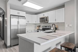 LUXURY 1br LAKEVIEW CONDO NEAR DISNEY!