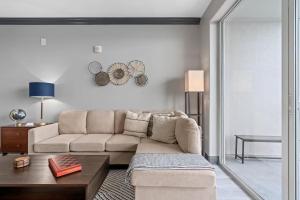 LUXURY 1br LAKEVIEW CONDO NEAR DISNEY!