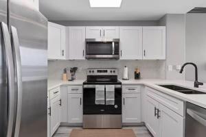 LUXURY 1br LAKEVIEW CONDO NEAR DISNEY!