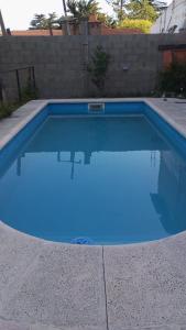 Depto para 4 personas con pileta a 3 cuadras del rio