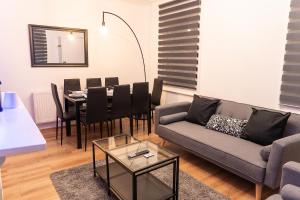 Spacious House - City Centre - Perfect for Contractors & Families - 3 Bed House - Pool Table & Parking!