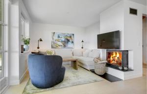 Awesome Home In Dronningmølle With Wifi