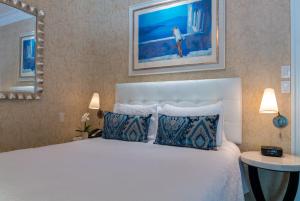 Queen Room room in Chateau Inn and Suites
