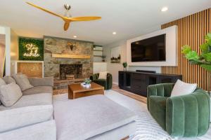 Chic Creekside Bungalow at The Dogwood - 4hvězdičkové hotely ve městě Maggie Valley