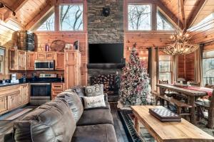 8 Beds, Hot Tub, Fireplaces, Pool Tbl Arcade VIEWS!