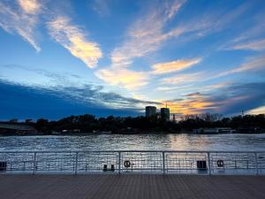 Friends Loft with Terrace & River View Old Town