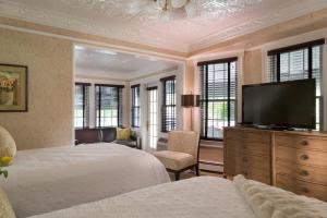 Deluxe Double Room room in Chateau Inn and Suites