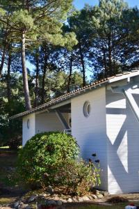 Villa avec piscine sur le golf entre lac et Océan