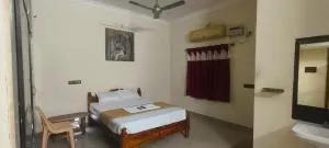 MM stays - Singapperumālkovil