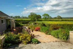 Light bungalow with a view of countryside and river - Llangwm