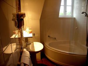 Hotels Logis Bois Joli : Chambre Simple avec Douche 