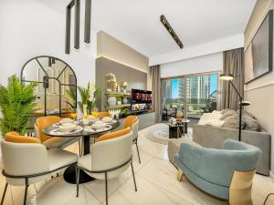 Chic 2BR near Dubai Mall & Burj l Canal & City view I 5 pax