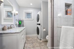 Gorgeous Cottage Steps from Beach, Hot Tub, Arcade, Coffee Bars