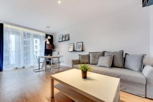 Deluxe One-Bedroom Apartment with Balcony and Parking (4 Adults) room in Apartamenty Apartinfo Chmielna Park