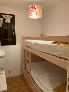 Maisons de vacances Holiday house Les Lauriers-roses 6 persons, 1 km from the beach : photos des chambres