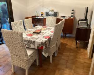 Maisons de vacances Holiday house Les Lauriers-roses 6 persons, 1 km from the beach : photos des chambres