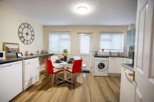 Edwards House, Sleeps 5 in 3 bedrooms, Bath Road, Cheltenham - Charlton Kings