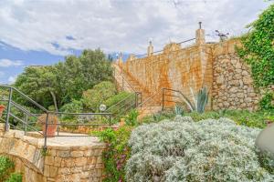 Mona Apart with sea platform