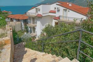 Mona Apart with sea platform