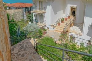 Mona Apart with sea platform