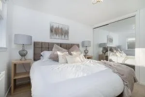 Comfy 3 Bed House - Free Parking - Haggs