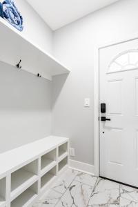 Modern Escape 3BR Apt with Parking