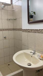 102 habitacion con baño y cocina e ingreso independiente