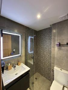 Modern apartment near amenities