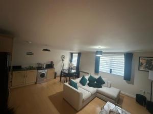 stylish two bed Ipswich apartment close to the waterfront sleeps 5 perfect for contractors leisure travel stays