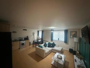 stylish two bed Ipswich apartment close to the waterfront sleeps 5 perfect for contractors leisure travel stays