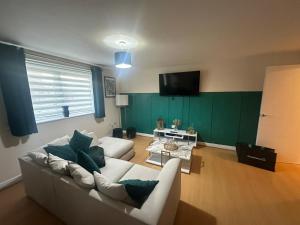 stylish two bed Ipswich apartment close to the waterfront sleeps 5 perfect for contractors leisure travel stays