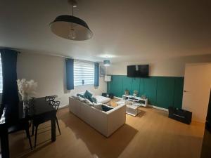 stylish two bed Ipswich apartment close to the waterfront sleeps 5 perfect for contractors leisure travel stays