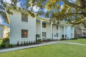 Spacious Mid-Century Art Haven - 海恩斯维尔