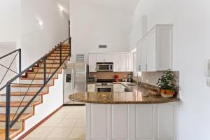 MPH Spacious Penthouse with Ocean Views