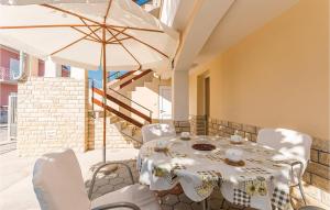 2 Bedroom Awesome Apartment In Bibinje