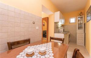 2 Bedroom Awesome Apartment In Bibinje 