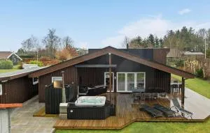 Beautiful Home In Hadsund With Jacuzzi - Haslevgårde