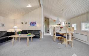 3 Bedroom Pet Friendly Home In Ebeltoft